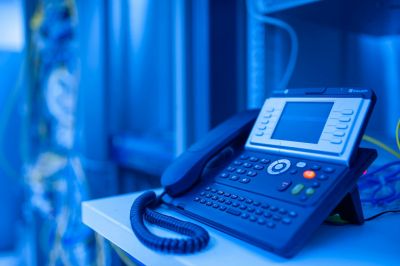  IP телефони през 2025 г.: Надеждната комуникация в дигиталната ера