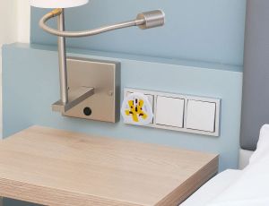 Skross adapter 220V UK/US/World to EU