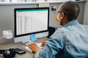 Skross universal adapter 220V, 30W, white