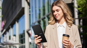 Таблет и четец Hannspree Lumo Paper 7.8", 64 GB, в комплект с калъф Smart Folio