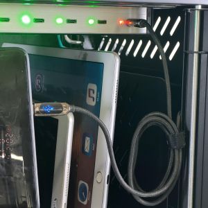 Универсален шкаф за зареждане на до 12 бр. таблети Estillo IP-2312 за монтаж на стена или свободностоящ, 12 x USB-C порта