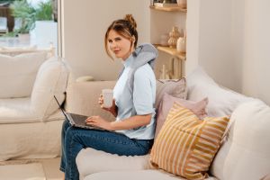 Масажор Beurer MG 154 3D Battery-Powered Neck Massager, 4 massage heads + 2 massage fingers;  2 speed; Hands-free; Automatic switch-off; Heat function; Washable removable cover